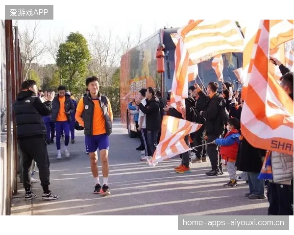 《泰山球迷白高兴了》：从“小球迷”到“泰山精神”的传承者——探访山东泰山球迷的情怀与故事